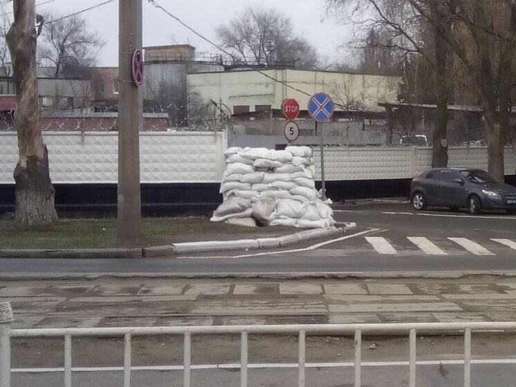В оккупированном Донецке закладывают мешками с песком "админздания" и готовят бомбоубежища &ndash; СМИ