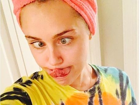 Сайрус разрешила фанам трогать ее за интимные места