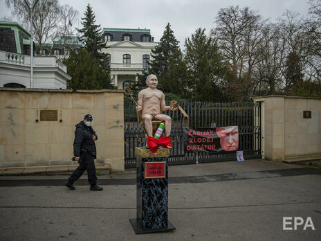 Под посольством РФ в Чехии установили статую голого Путина на золотом унитазе. Фоторепортаж
