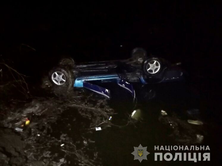 В Черкасской области в пруд въехал автомобиль, погибли три человека