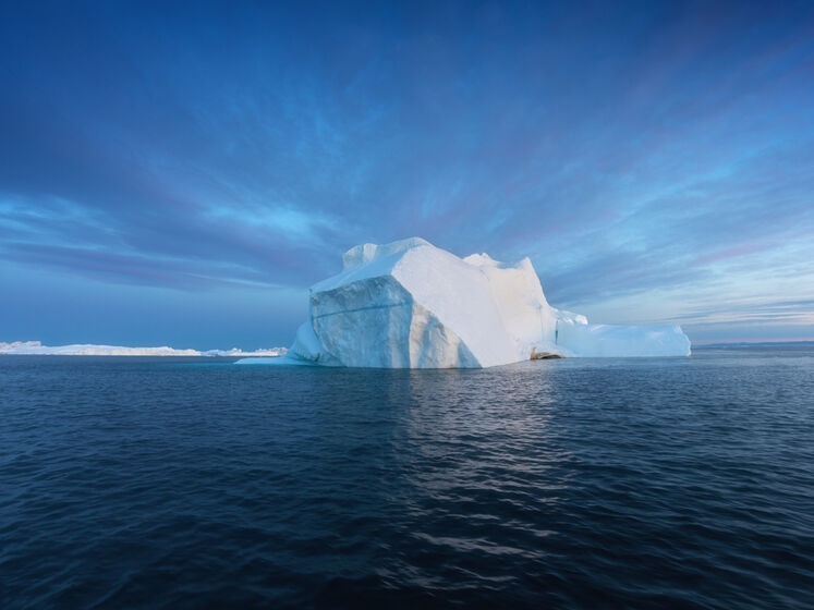 Один из самых больших в мире айсбергов распался на осколки