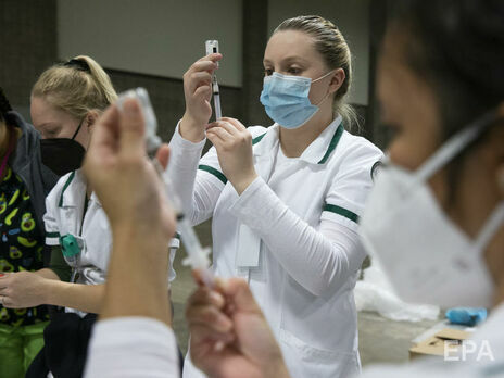 Половина взрослых американцев получили вакцину от COVID-19