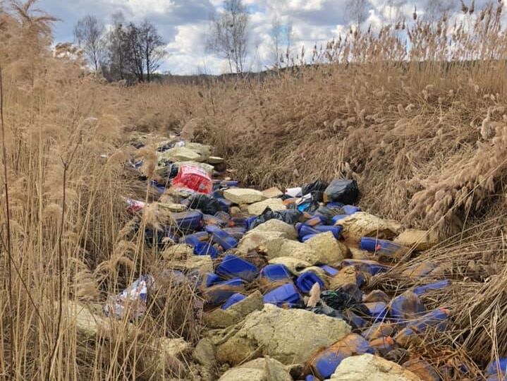 В реку под Киевом сбросили около 3 тыс. канистр с химикатами