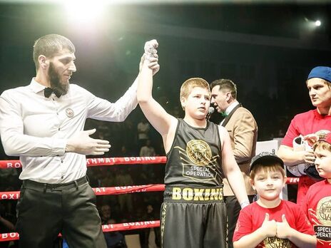 Сыну Кадырова присудили победу в турнире по боксу после того, как его начал бить соперник