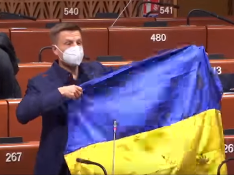 Гончаренко показав у ПАРЄ прострелений прапор України й улаштував словесну перепалку. Глава асамблеї попросив його вийти із залу
