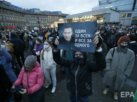 В Україні продовжили карантин, Зеленський ввів нові санкції, у Росії відбулися протести за Навального. Головне за день