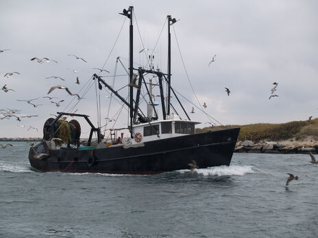 Затриманого в Криму капітана українського риболовецького судна обвинуватили в браконьєрстві