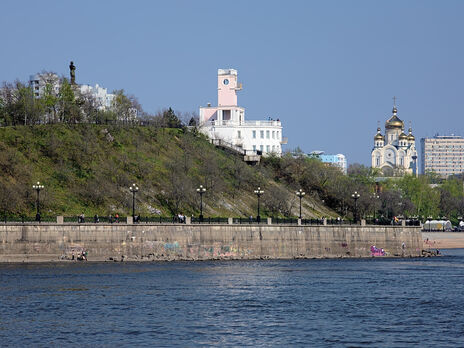 В Хабаровске глыбы льда снесли часть набережной. Видео
