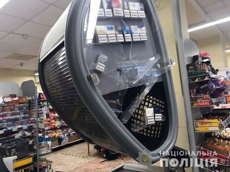 Из-за конфликта с маской. В Мариуполе мужчина с топором разгромил кассы АТБ