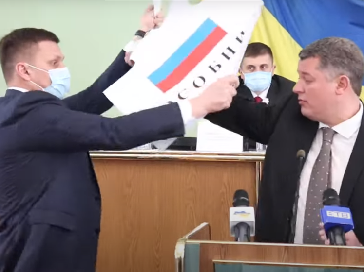 В Херсонском облсовете депутаты подрались из-за плаката с флагом России. Видео