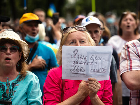 Большинство граждан поддерживают обязательное использование украинского языка в сфере обслуживания – опрос