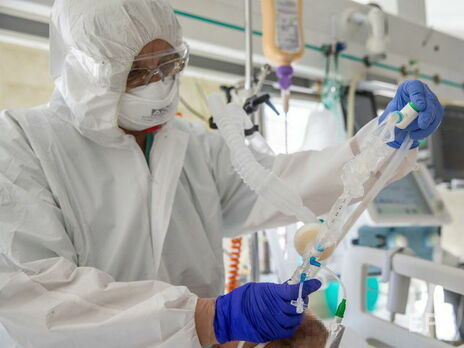 COVID-19 у світі. Від початку пандемії підтвердили понад 145 млн випадків, зробили приблизно 1 млрд щеплень