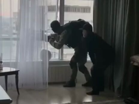 У Казахстані чоловік шість годин відстрілювався від поліції, а потім вистрибнув із багатоповерхівки