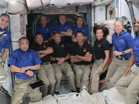 До складу екіпажу увійшли двоє астронавтів NASA, а також по одному астронавту Європейського і Японського космічних агентств