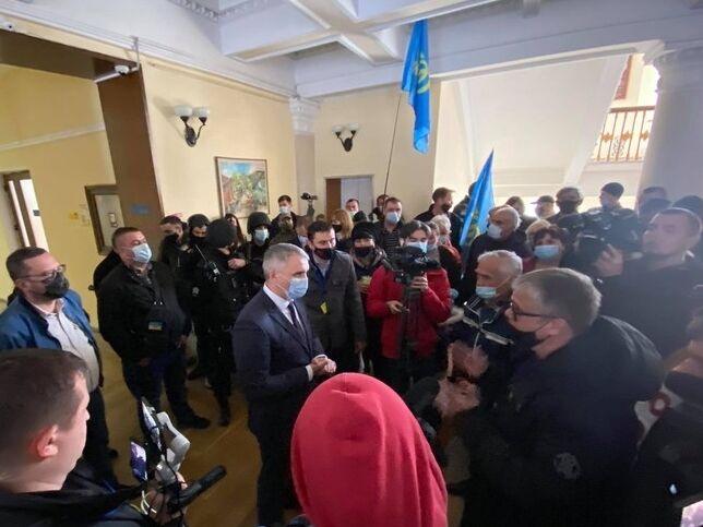 В Николаеве митингующие против карантина прорвались в горсовет, мэр пообещал провести заседание исполкома