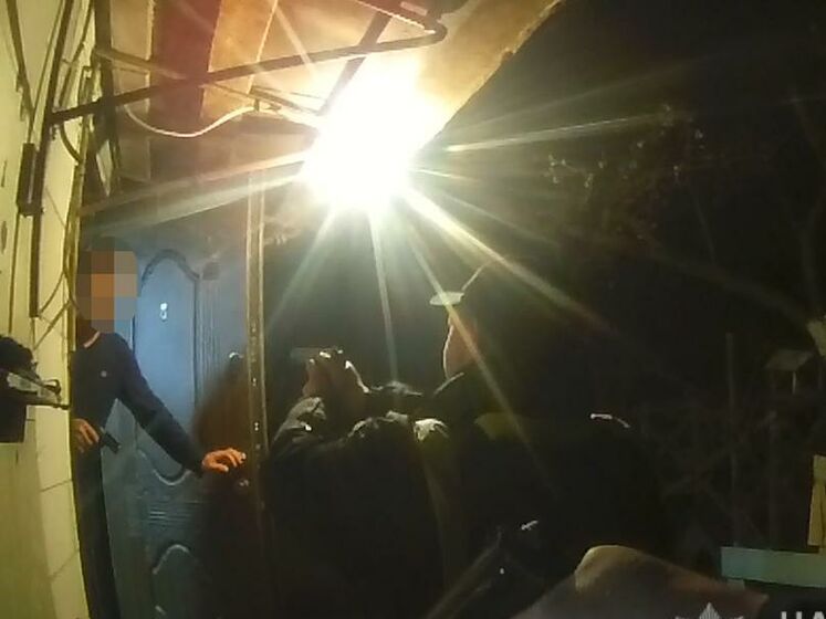 У Житомирській області чоловік влаштував стрілянину по поліцейських, його будинок узяли штурмом бійці КОРД. Відео