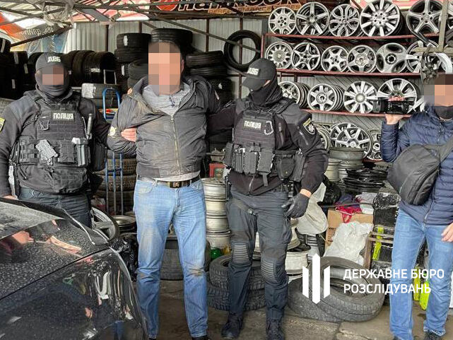 У Києві поліцейський вимагав хабаря від власників ресторанів за роботу в локдаун – ДБР
