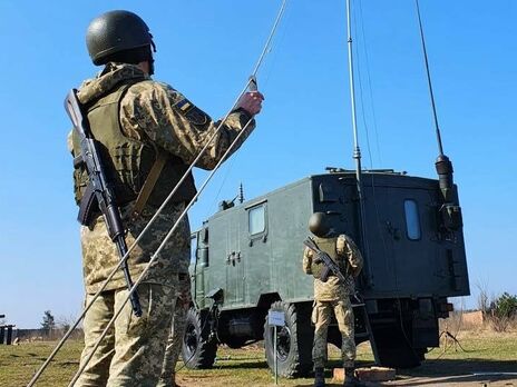 На Донбассе подорвался военный автомобиль. Один военнослужащий погиб, трое ранены – штаб ООС