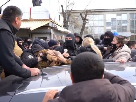 В Киеве во время сноса МАФов начались стычки, полиция задержала 14 человек