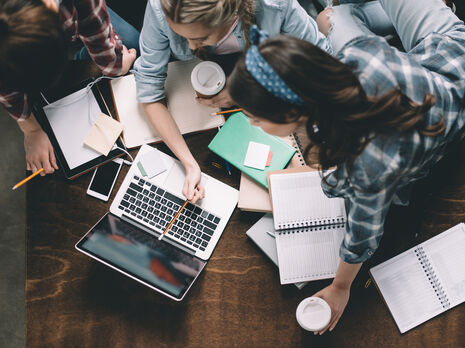 США послаблять обмеження на в'їзд для студентів із низки країн