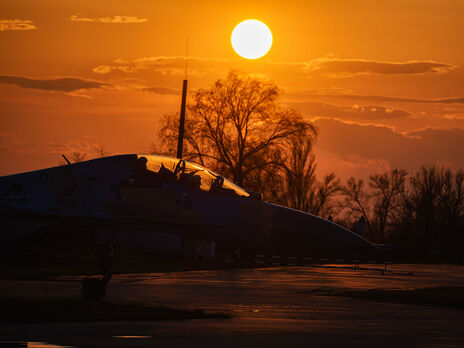 Бригада истребителей ВСУ отработала воздушные бои на фоне яркого заката. Фоторепортаж