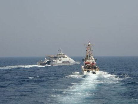 В Персидском заливе иранские катера сблизились с кораблями США. Американский экипаж открыл предупредительный огонь