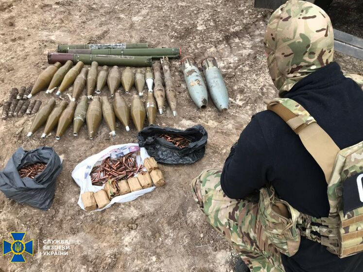 СБУ виявила в Луганській області дві схованки зі зброєю і вибухівкою