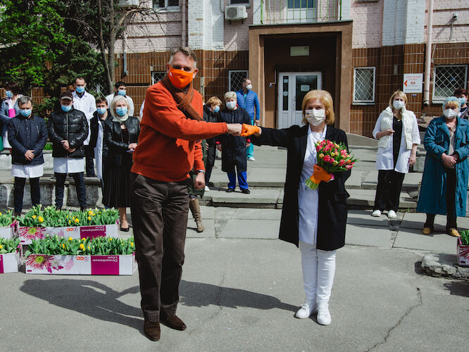 Посол Нидерландов подарил украинским медикам 600 горшков с тюльпанами