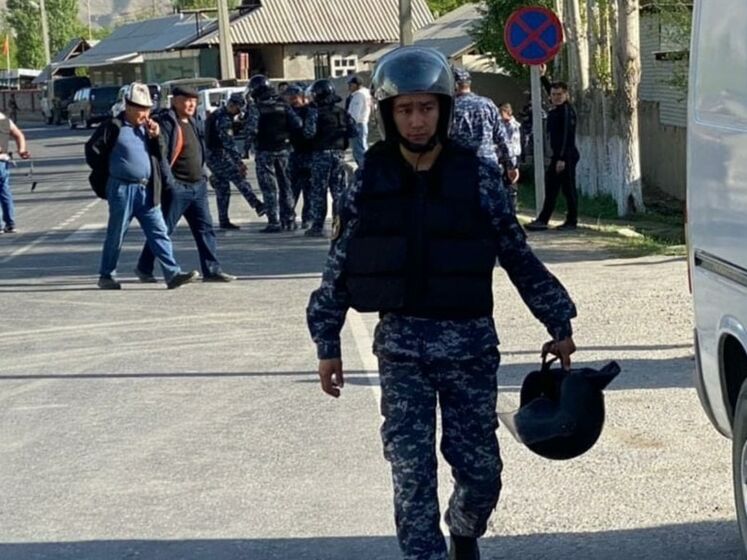 Киргизстан і Таджикистан звинуватили одне одного в обстрілі на кордоні. Конфлікт виник через камери на електричному стовпі
