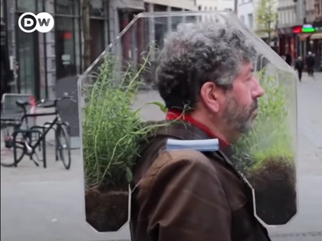 Бельгиец создал личный оазис, который носит на голове вместо маски. Видео