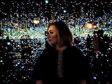 Муж засыпал Адель любовными записками