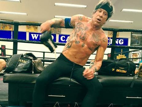 Рурк станцевал в полуголом виде