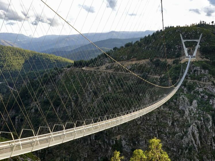 В Португалии открыли самый большой в мире подвесной пешеходный мост. Видео