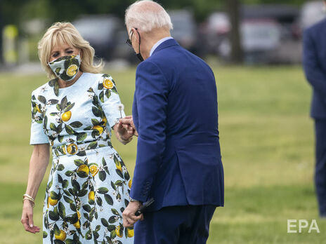 Романтический момент. Байден сорвал и подарил жене цветок. Видео