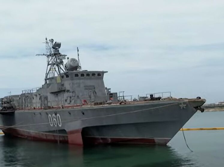 В окупованому Севастополі військові кораблі ріжуть просто на пляжах