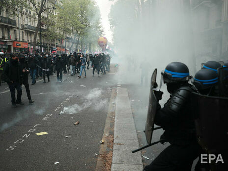 Першотравнева демонстрація в Парижі переросла в зіткнення з поліцією, є затримані. Фоторепортаж