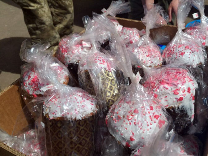 Волонтери привезли українським військовим і прикордонникам на Донбас 15 тис. пасок