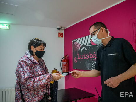 В Угорщині для вакцинованих проти коронавірусу послабили карантинні обмеження