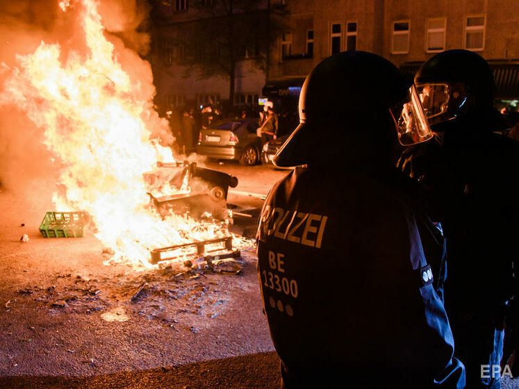 В Берлине участники первомайской демонстрации забросали полицию камнями и бутылками