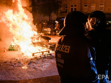 У Берліні учасники першотравневої демонстрації закидали поліцію камінням і пляшками