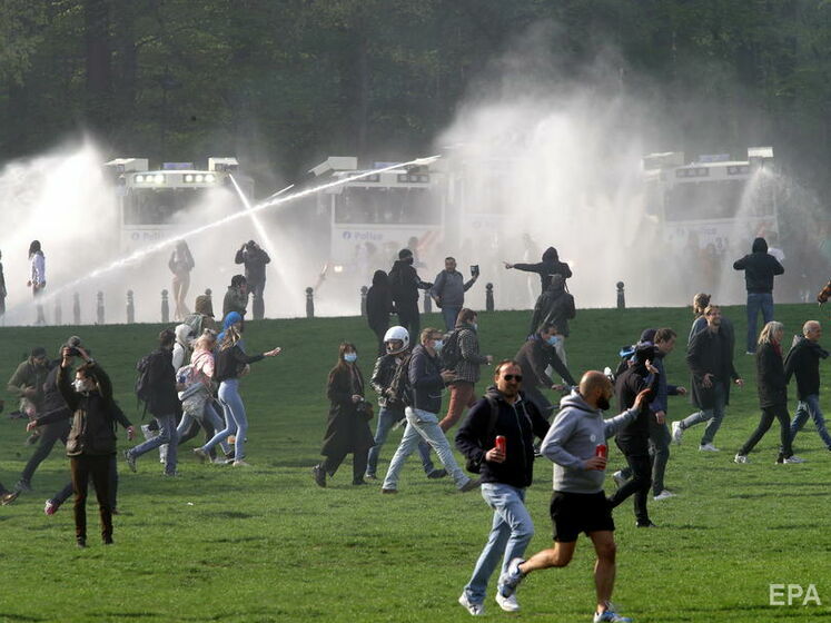 В Брюсселе полиция разогнала антикарантинную вечеринку в парке, более 130 человек задержали