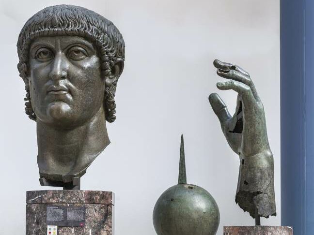 Статуї римського імператора Костянтина повернули вказівний палець. Він відпав від неї 500 років тому