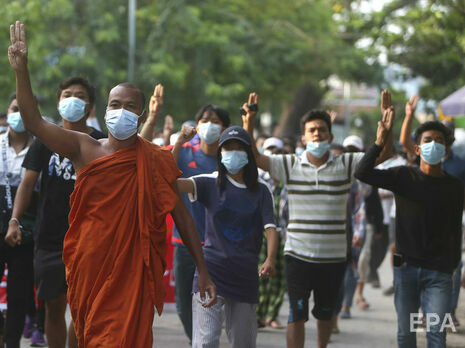 В Мьянме военные снова открыли огонь по протестующим, есть убитые