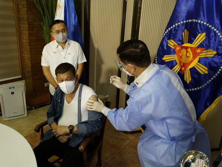Президент Филиппин сделал прививку от коронавируса вакциной, которую еще не одобрил местный регулятор
