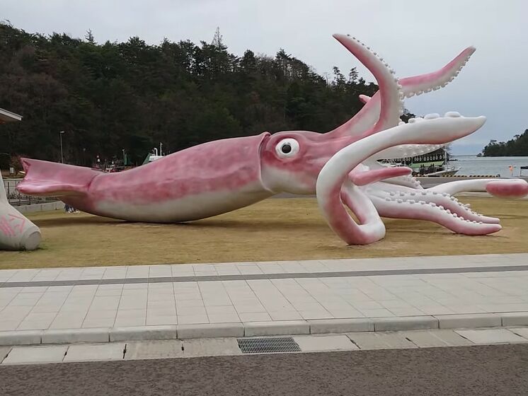 Город в Японии потратил грант на борьбу с COVID-19 на огромную статую кальмара