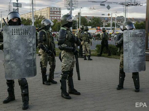 "Нагнетали протестные настроения в обществе". Лукашенко лишил званий более 80 бывших силовиков
