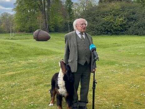 Президент Ирландии взял на выступление своего щенка бернского зенненхунда. Пес принял активное участие. Видео