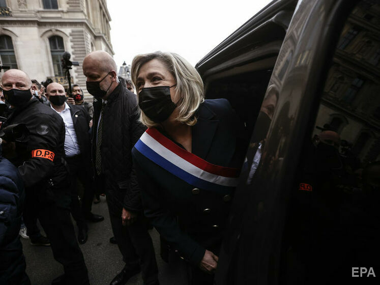 Французький суд виправдав Ле Пен за публікації фото страт бойовиків "Ісламської держави"