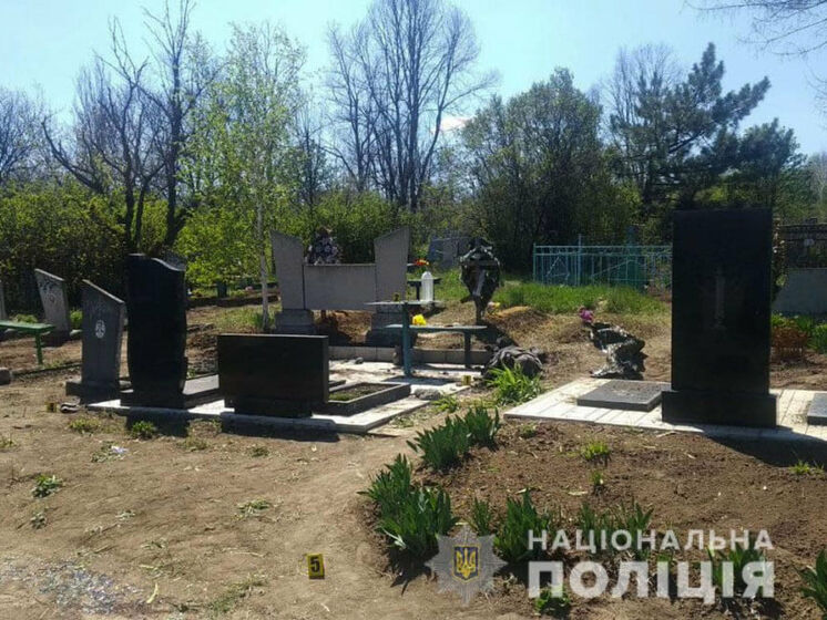 Поліція розслідує смерть від вибуху на кладовищі на Донбасі як умисне вбивство