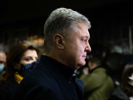 Розслідувачі заявили, що Порошенко через офшори купував твори мистецтва і дорогі меблі. Він заперечує